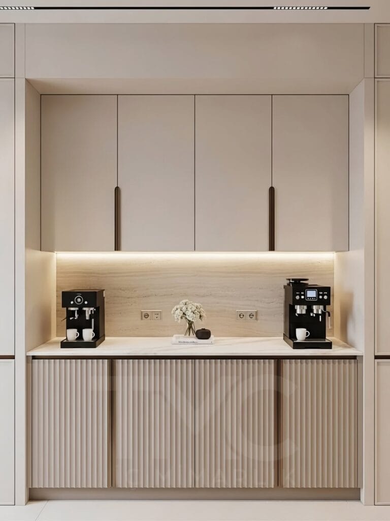 Modern kahve köşesi tasarımı, nervür cam kapak, mermer görünümlü yüzey ve LED aydınlatma detayları ile ölçüye özel premium coffee corner çözümü sunar.