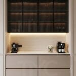 Modern kahve köşesi tasarımı, nervür cam kapak, mermer görünümlü yüzey ve LED aydınlatma detayları ile ölçüye özel premium coffee corner çözümü sunar.