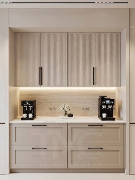 Modern kahve köşesi tasarımı, nervür cam kapak, mermer görünümlü yüzey ve LED aydınlatma detayları ile ölçüye özel premium coffee corner çözümü sunar.