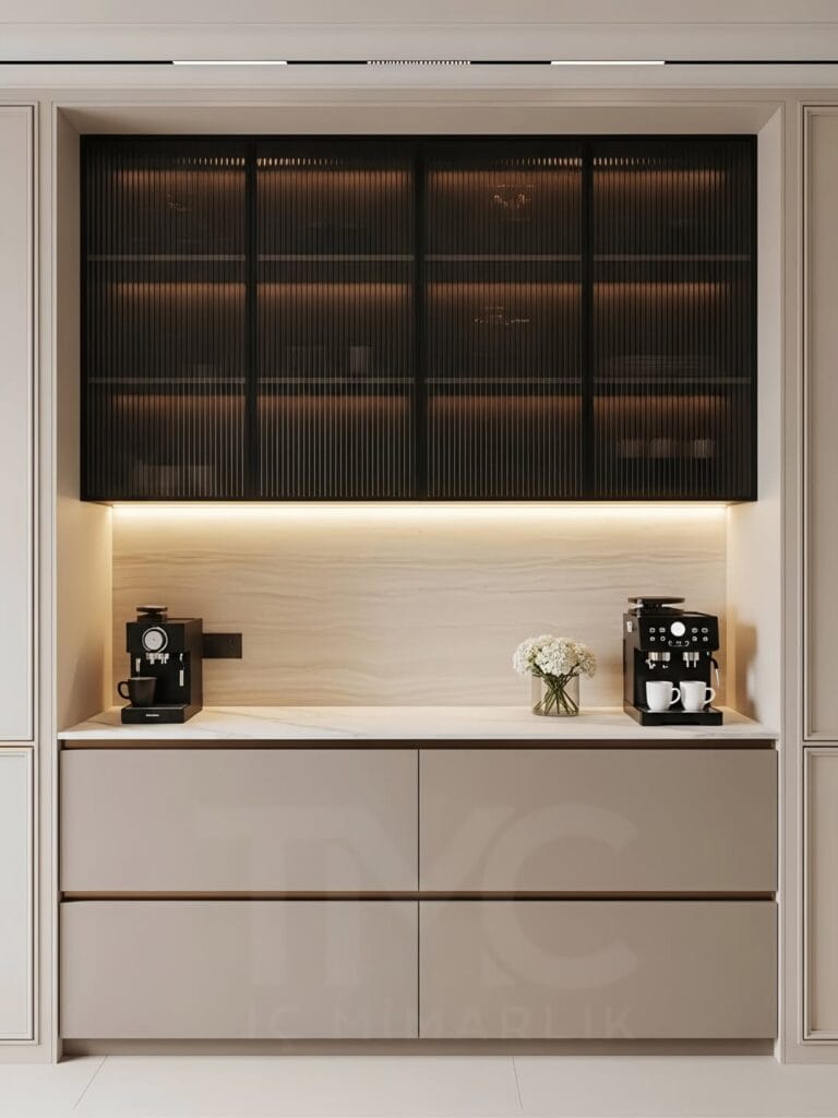 Modern kahve köşesi tasarımı, nervür cam kapak, mermer görünümlü yüzey ve LED aydınlatma detayları ile ölçüye özel premium coffee corner çözümü sunar.