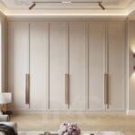 Vizon renk lake kapaklı modern klasik giyinme dolabı tasarımı, gold kulp detaylı lüks iç mimari dolap modeli.