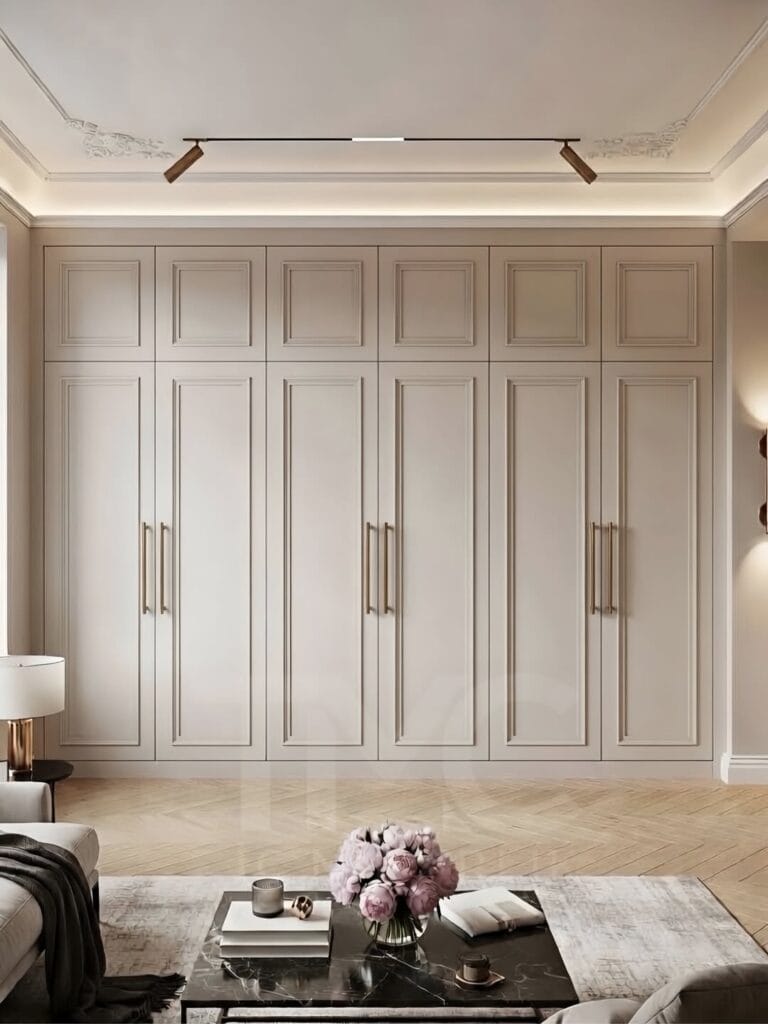 Vizon tonlarında modern klasik giyinme dolabı modeli. Gold kulp detaylı, özel ölçü tasarlanabilen lüks giyinme odası dolabı. Şık, fonksiyonel ve zamansız iç mimari çözüm.