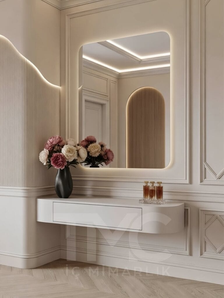 Modern antre tasarımı, kemer formunda LED aydınlatmalı ayna, bej tonlarında lake konsol, duvar panel detayları ve minimal dekorasyon ile şık ve ferah giriş alanı, modern iç mimari antre modeli, İstanbul özel ölçü antre mobilyası.