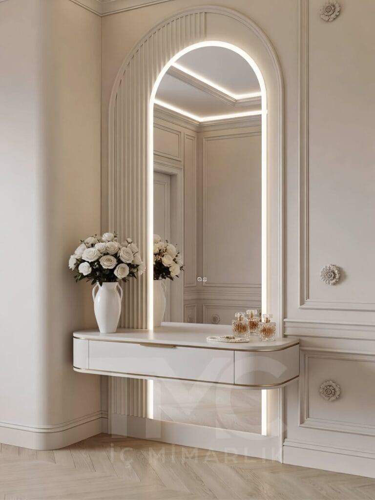 Modern antre tasarımı, kemer formunda LED aydınlatmalı ayna, bej tonlarında lake konsol, duvar panel detayları ve minimal dekorasyon ile şık ve ferah giriş alanı, modern iç mimari antre modeli, İstanbul özel ölçü antre mobilyası.