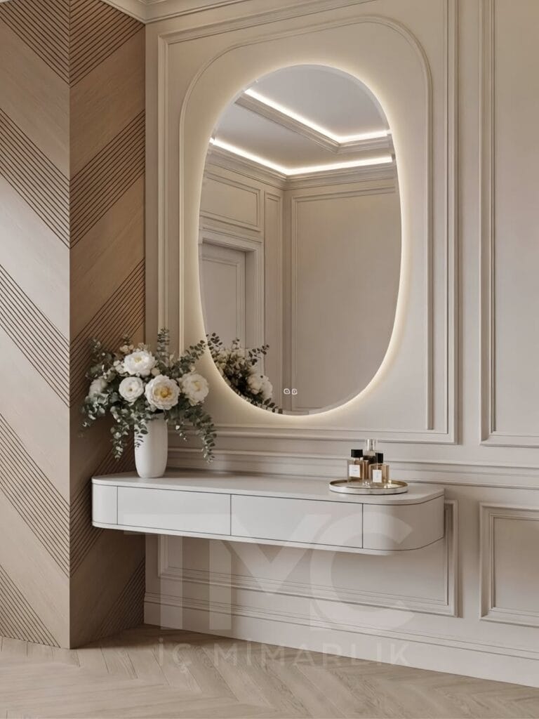 Modern antre tasarımı, kemer formunda LED aydınlatmalı ayna, bej tonlarında lake konsol, duvar panel detayları ve minimal dekorasyon ile şık ve ferah giriş alanı, modern iç mimari antre modeli, İstanbul özel ölçü antre mobilyası.