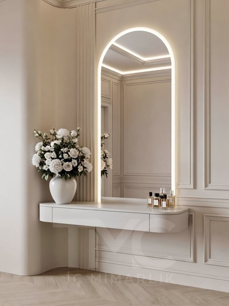 Modern antre tasarımı, kemer formunda LED aydınlatmalı ayna, bej tonlarında lake konsol, duvar panel detayları ve minimal dekorasyon ile şık ve ferah giriş alanı, modern iç mimari antre modeli, İstanbul özel ölçü antre mobilyası.