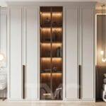 Modern vitrin dolap tasarımı, cam kapaklı ve LED aydınlatmalı dekoratif raf sistemi, beyaz ve ceviz tonlarında ölçüye özel depolama ünitesi, minimalist iç mimari tasarım, salon için modern cam kapak dolap modeli.