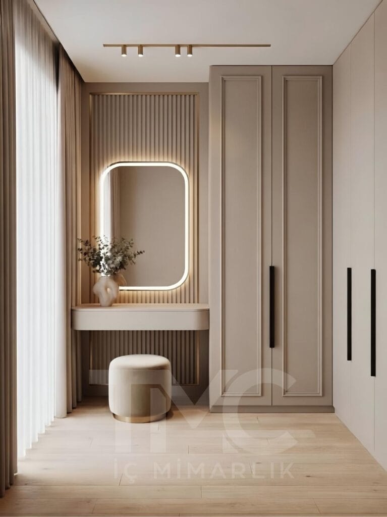 Modern giyinme odası ve makyaj masası tasarımı, ölçüye özel dolap sistemi, entegre LED aydınlatmalı ayna, açık ton modern iç mimari, minimal kapaklı gardırop ve fonksiyonel depolama çözümleri – TMC Mimarlık