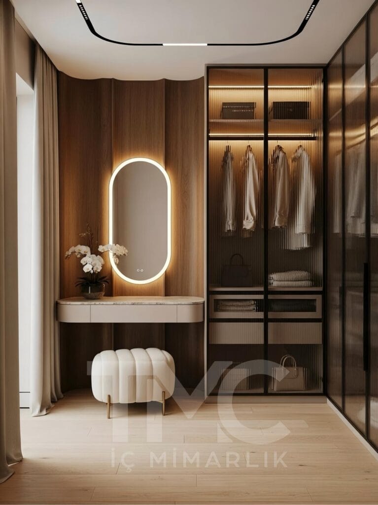 Modern giyinme odası ve makyaj masası tasarımı, ölçüye özel dolap sistemi, entegre LED aydınlatmalı ayna, açık ton modern iç mimari, minimal kapaklı gardırop ve fonksiyonel depolama çözümleri – TMC Mimarlık