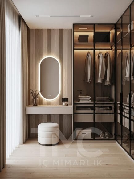 Modern giyinme odası ve makyaj masası tasarımı, ölçüye özel dolap sistemi, entegre LED aydınlatmalı ayna, açık ton modern iç mimari, minimal kapaklı gardırop ve fonksiyonel depolama çözümleri – TMC Mimarlık