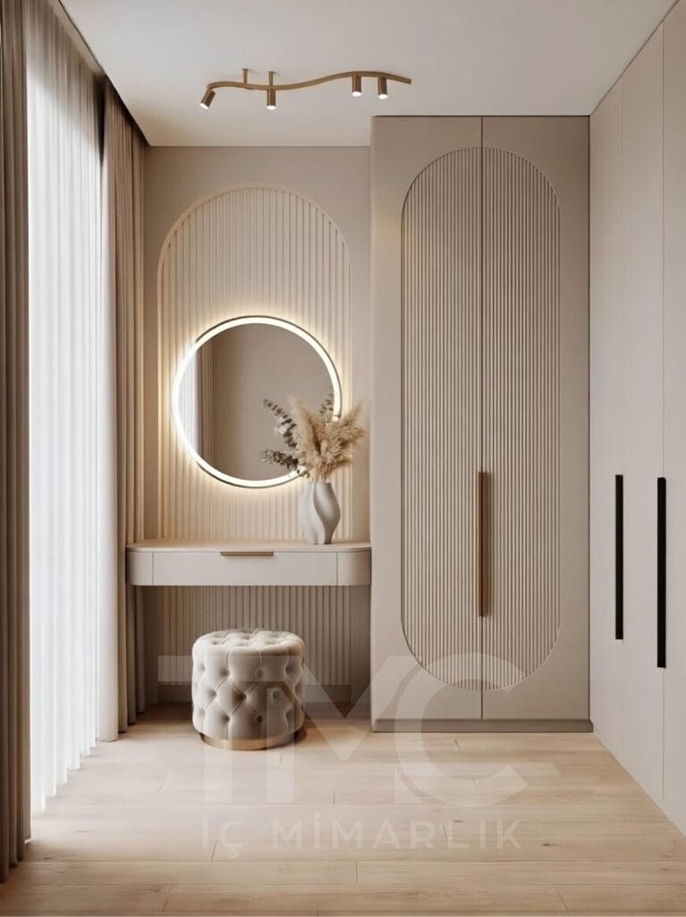 Modern giyinme odası ve makyaj masası tasarımı, ölçüye özel dolap sistemi, entegre LED aydınlatmalı ayna, açık ton modern iç mimari, minimal kapaklı gardırop ve fonksiyonel depolama çözümleri – TMC Mimarlık