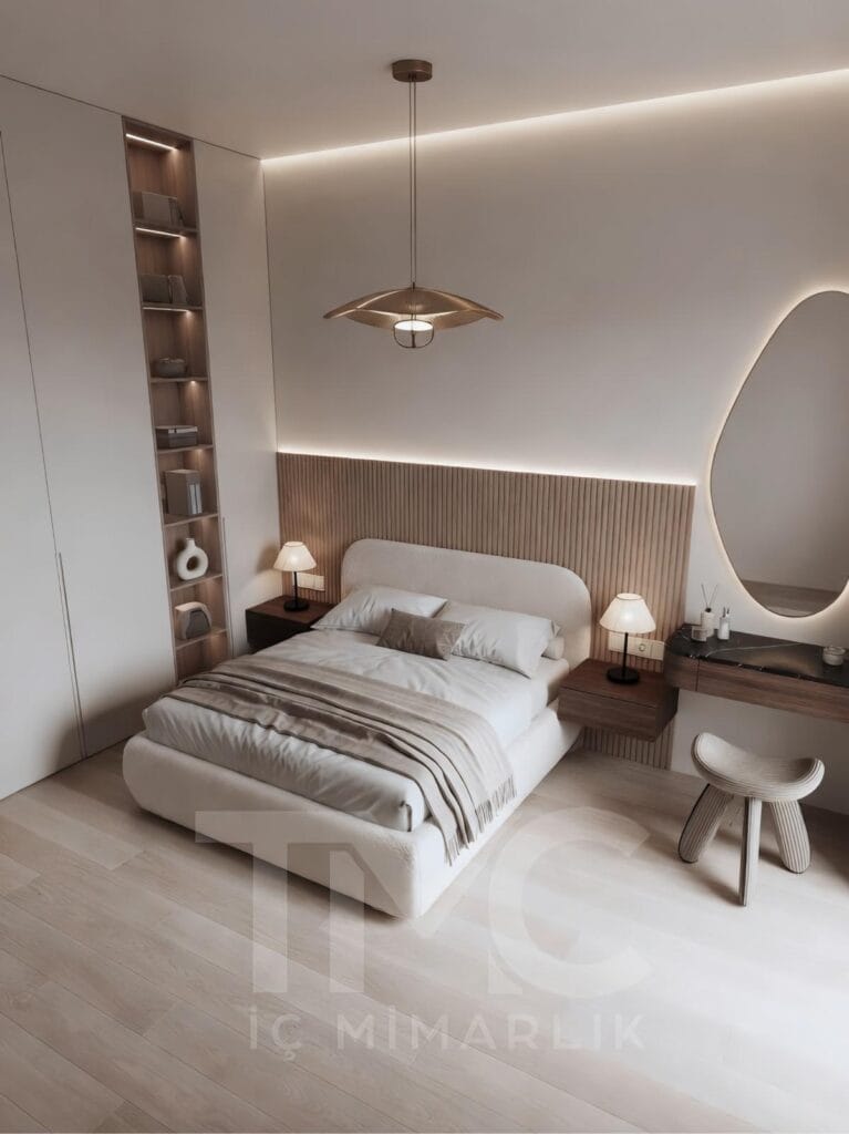 Modern yatak odası tasarımı, ölçüye özel panel duvar uygulaması, soft krem ve bej tonlarında minimal dekorasyon, gizli LED aydınlatmalı duvar paneli, entegre makyaj masası ve yuvarlak aydınlatmalı ayna, modern iç mimari yatak odası çözümü.
