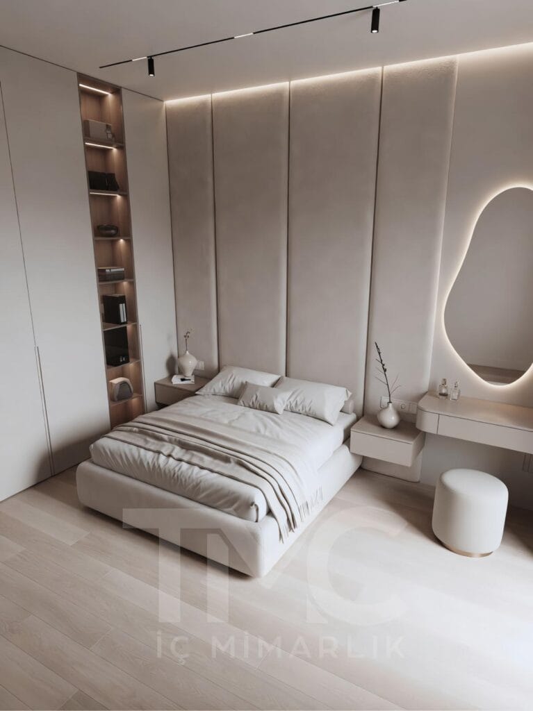 Modern yatak odası tasarımı, ölçüye özel panel duvar uygulaması, soft krem ve bej tonlarında minimal dekorasyon, gizli LED aydınlatmalı duvar paneli, entegre makyaj masası ve yuvarlak aydınlatmalı ayna, modern iç mimari yatak odası çözümü.