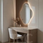 Modern makyaj masası tasarımı, Göktürk İstanbul projesi, LED aydınlatmalı ayna, duvara asılı floating masa, nervürlü duvar paneli, ahşap ve krem tonlarında minimalist iç mimari, TMC Mimarlık makyaj köşesi tasarımı