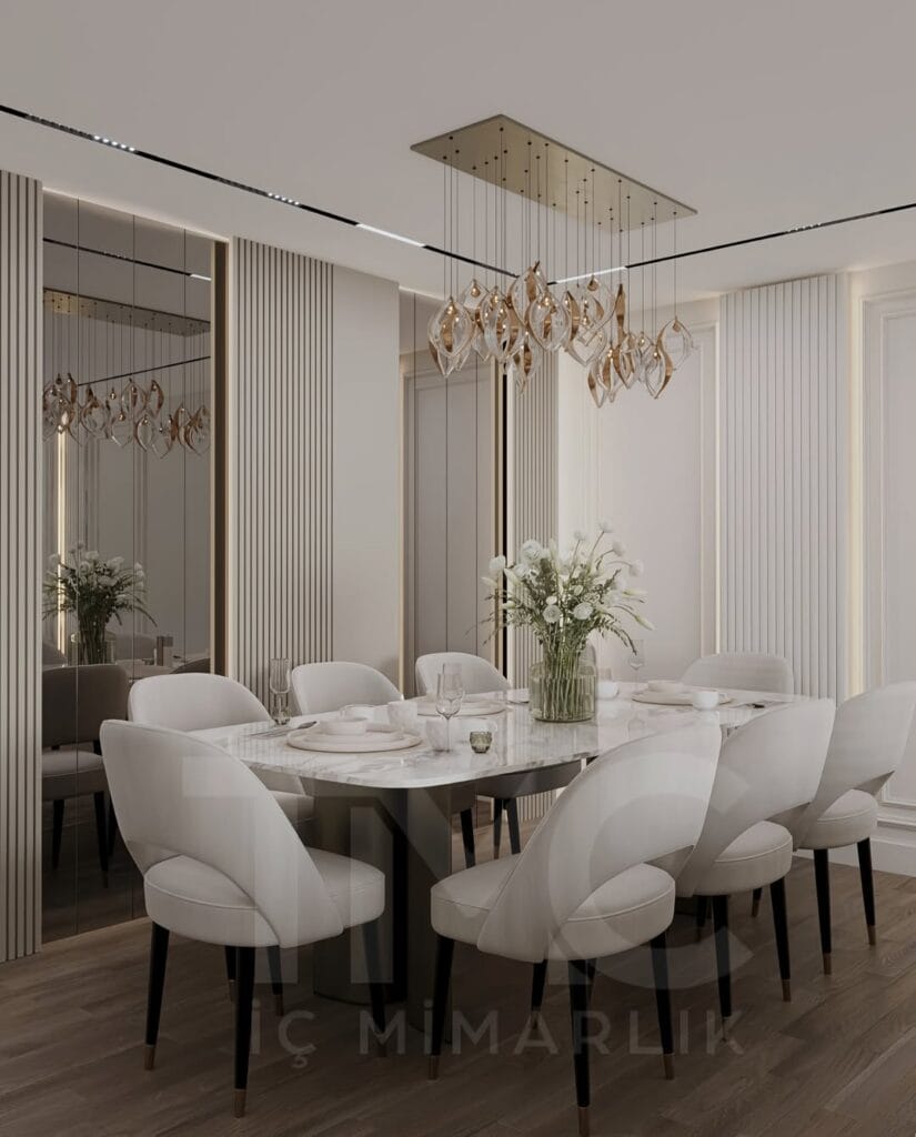 Modern salon ve yemek alanı tasarımı, bronz nervür cam detaylı TV ünitesi, mermer görünümlü duvar paneli, gizli LED aydınlatmalar, krem tonlarında modern iç mimari, gold detaylı yemek alanı, büyük ayna yüzeyleri ve özel üretim lüks mobilya uygulamalarıyla tasarlanmış şık yaşam alanı.