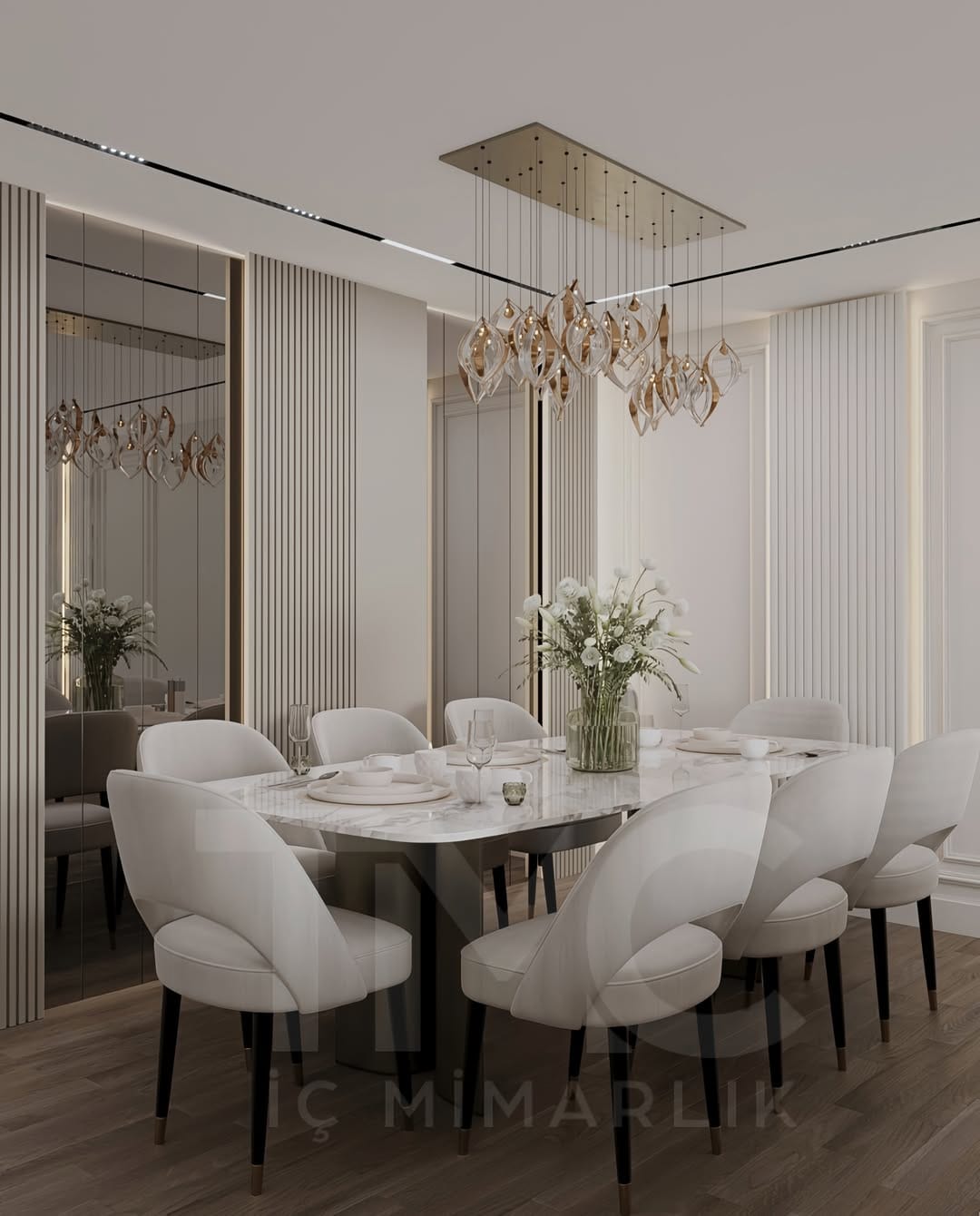 Modern salon ve yemek alanı tasarımı, bronz nervür cam detaylı TV ünitesi, mermer görünümlü duvar paneli, gizli LED aydınlatmalar, krem tonlarında modern iç mimari, gold detaylı yemek alanı, büyük ayna yüzeyleri ve özel üretim lüks mobilya uygulamalarıyla tasarlanmış şık yaşam alanı.