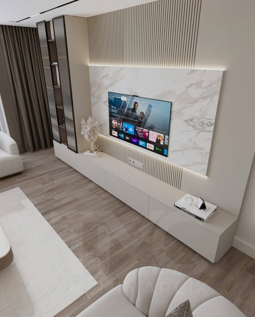 Modern salon ve yemek alanı tasarımı, bronz nervür cam detaylı TV ünitesi, mermer görünümlü duvar paneli, gizli LED aydınlatmalar, krem tonlarında modern iç mimari, gold detaylı yemek alanı, büyük ayna yüzeyleri ve özel üretim lüks mobilya uygulamalarıyla tasarlanmış şık yaşam alanı.