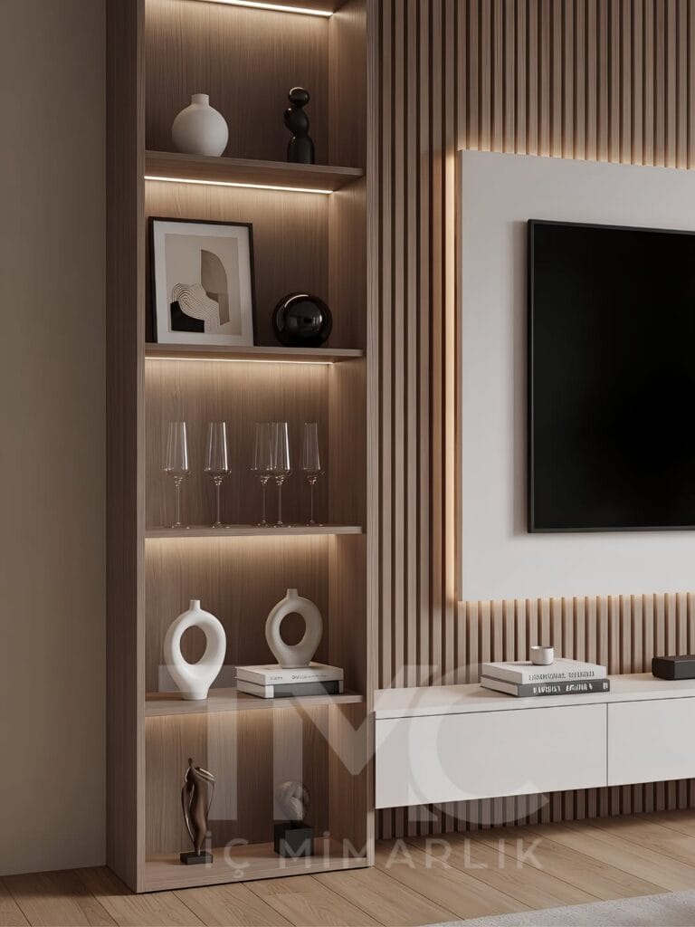 Modern TV ünitesi tasarımı, Altower Residence Çağla Hanım projesi için özel üretim çıtalı panel detaylı TV ünitesi, gizli LED aydınlatmalı yaşam alanı tasarımı, açık raflı modern salon dekorasyonu, doğal ahşap tonlarında minimalist TV ünitesi modeli, özel ölçü üretim modern iç mimari uygulaması, TMC Mimarlık modern salon tasarımı, İstanbul lüks TV ünitesi dekorasyonu, modern yaşam alanı için şık TV ünitesi tasarımı.