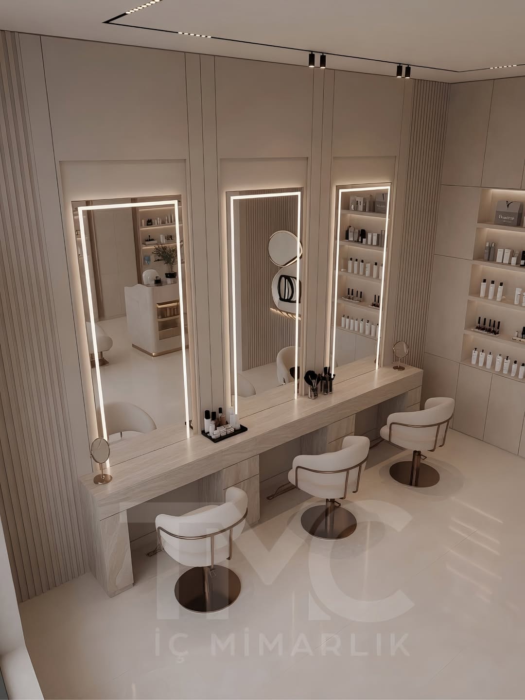 Modern güzellik salonu tasarımında sıcak bej tonları, bronz detaylar, doğal taş yüzeyler ve lineer LED aydınlatmalar ile premium bir spa atmosferi oluşturduk.