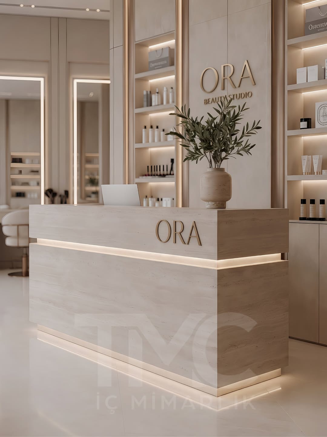 Modern güzellik salonu tasarımında sıcak bej tonları, bronz detaylar, doğal taş yüzeyler ve lineer LED aydınlatmalar ile premium bir spa atmosferi oluşturduk.