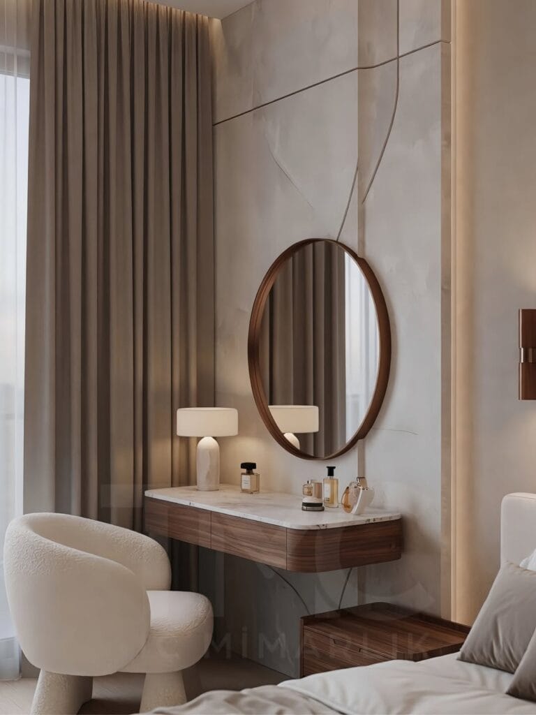 Modern lüks yatak odası tasarımı, Park Residences Cadde projesinde Tunç & Arzu çifti için özel üretim olarak tasarlanan sıcak ceviz detaylı, nervür cam giyinme dolaplı, LED aydınlatmalı modern yatak odası iç mimari projesi. Soft krem tonları, bronz detaylar, doğal mermer yüzeyler ve ölçüye özel depolama çözümleriyle premium yaşam alanı tasarımı. TMC Mimarlık özel tasarım yatak odası uygulaması.