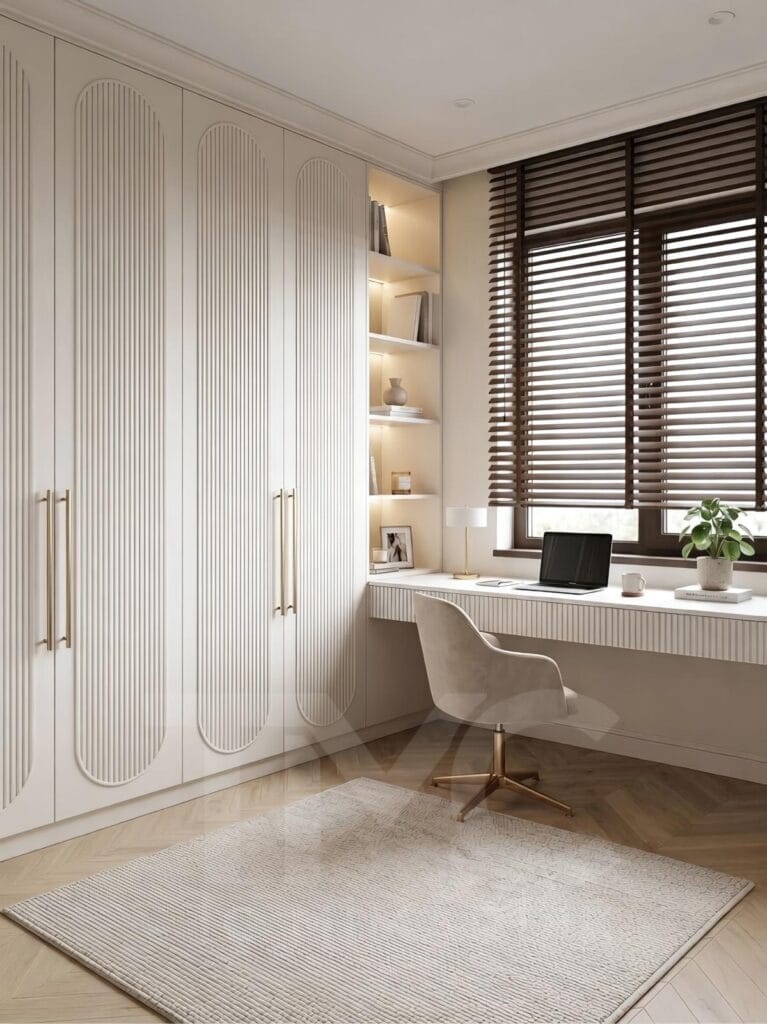 Suadiye’de Çağatay Bey için tasarlanmış modern çalışma odası; krem tonlarında özel üretim dolaplar, pencere önü çalışma masası, gold detaylı kulplar, açık raf sistemi ve gizli LED aydınlatmalar ile ferah, düzenli ve fonksiyonel bir home office tasarımı.