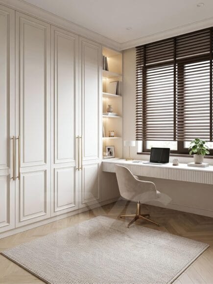 Suadiye’de Çağatay Bey için tasarlanmış modern çalışma odası; krem tonlarında özel üretim dolaplar, pencere önü çalışma masası, gold detaylı kulplar, açık raf sistemi ve gizli LED aydınlatmalar ile ferah, düzenli ve fonksiyonel bir home office tasarımı.