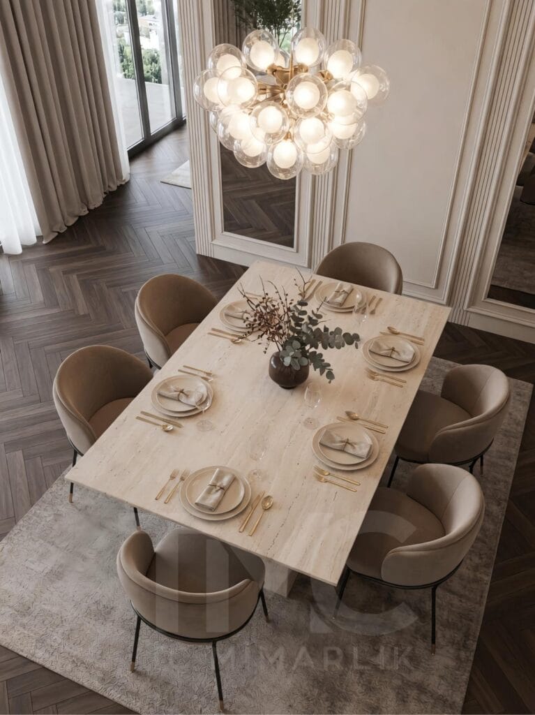 Modern lüks salon ve yemek odası tasarımı, Soyak Yenişehir Emir Bey projesi, kemer formlu duvar panelleri, doğal taş yemek masası, modern avize, balıksırtı ahşap parke, soft krem tonları, sıcak LED aydınlatma, modern iç mimari salon dekorasyonu, özel üretim yemek odası tasarımı, TMC Mimarlık salon projesi, premium yaşam alanı tasarımı, modern klasik salon dekorasyonu, İstanbul iç mimari proje tasarımı