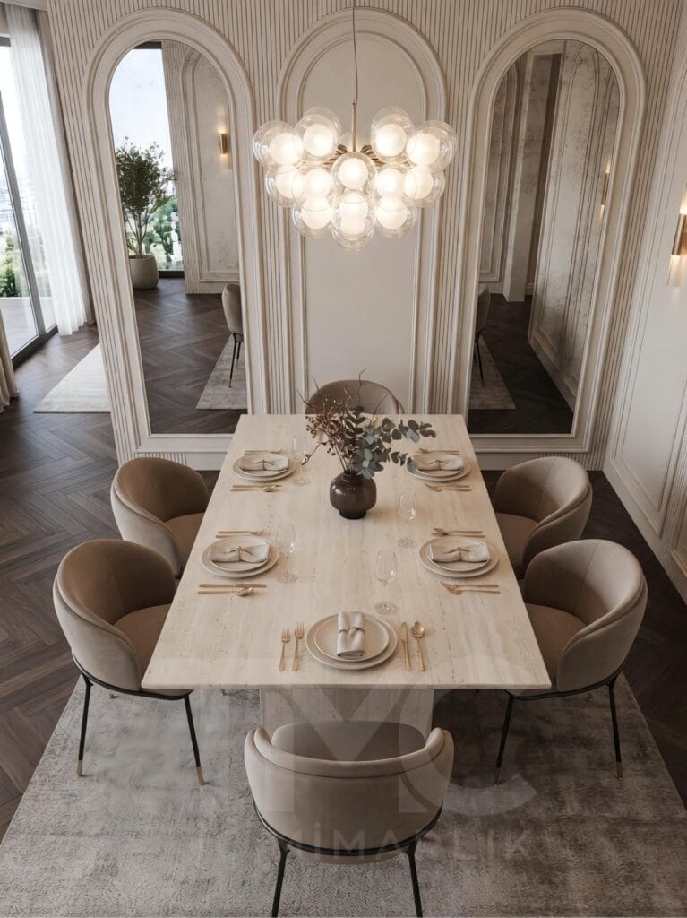 Modern lüks salon ve yemek odası tasarımı, Soyak Yenişehir Emir Bey projesi, kemer formlu duvar panelleri, doğal taş yemek masası, modern avize, balıksırtı ahşap parke, soft krem tonları, sıcak LED aydınlatma, modern iç mimari salon dekorasyonu, özel üretim yemek odası tasarımı, TMC Mimarlık salon projesi, premium yaşam alanı tasarımı, modern klasik salon dekorasyonu, İstanbul iç mimari proje tasarımı