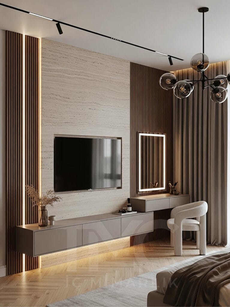 Modern yatak odası içerisinde tasarlanan özel üretim TV ünitesi ve makyaj masası tasarımı. Ahşap duvar panelleri, doğal mermer görünümlü yüzeyler, gizli LED aydınlatmalar, modern ayna detayları ve sıcak nötr tonlarla dekore edilmiş lüks iç mimari yatak odası projesi. Erenköy projesine ait modern TV ünitesi ve makyaj masası uygulaması.
