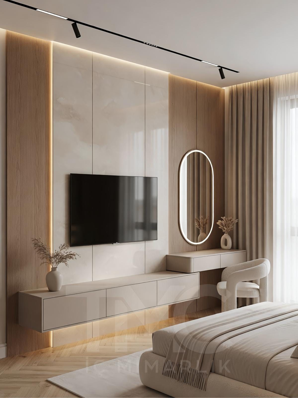 Modern yatak odası içerisinde tasarlanan özel üretim TV ünitesi ve makyaj masası tasarımı. Ahşap duvar panelleri, doğal mermer görünümlü yüzeyler, gizli LED aydınlatmalar, modern ayna detayları ve sıcak nötr tonlarla dekore edilmiş lüks iç mimari yatak odası projesi. Erenköy projesine ait modern TV ünitesi ve makyaj masası uygulaması.