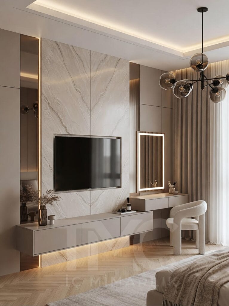 Modern yatak odası içerisinde tasarlanan özel üretim TV ünitesi ve makyaj masası tasarımı. Ahşap duvar panelleri, doğal mermer görünümlü yüzeyler, gizli LED aydınlatmalar, modern ayna detayları ve sıcak nötr tonlarla dekore edilmiş lüks iç mimari yatak odası projesi. Erenköy projesine ait modern TV ünitesi ve makyaj masası uygulaması.