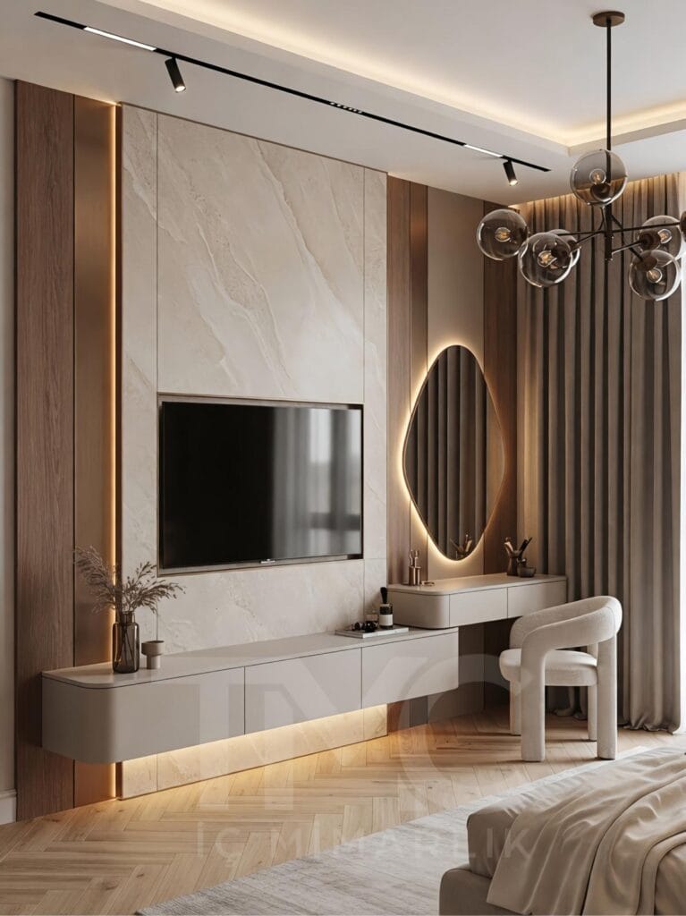 Modern yatak odası içerisinde tasarlanan özel üretim TV ünitesi ve makyaj masası tasarımı. Ahşap duvar panelleri, doğal mermer görünümlü yüzeyler, gizli LED aydınlatmalar, modern ayna detayları ve sıcak nötr tonlarla dekore edilmiş lüks iç mimari yatak odası projesi. Erenköy projesine ait modern TV ünitesi ve makyaj masası uygulaması.
