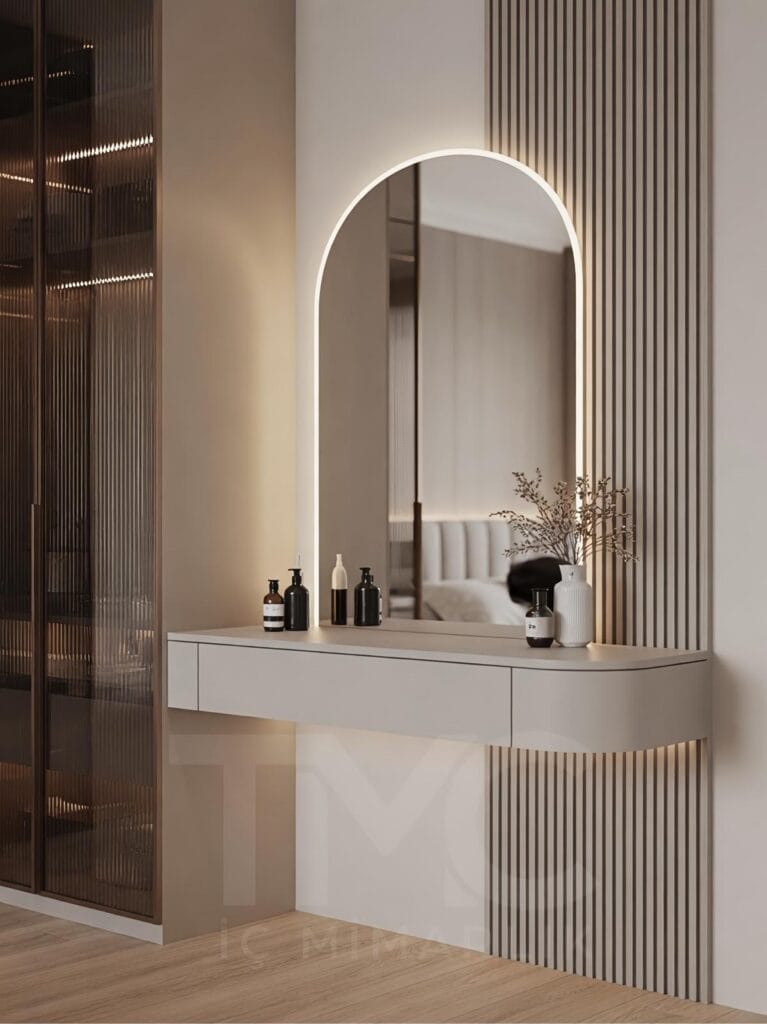Modern yatak odası tasarımı, Bomonti Rotana Residence Emir Bey projesi, vizon ve açık meşe tonlarında özel tasarım yatak odası, led aydınlatmalı döşemeli yatak başlığı, bronz nervür cam gömme dolap sistemi, modern makyaj masası tasarımı, floating komodin detayları, minimal lineer tavan aydınlatmaları, lüks iç mimari yatak odası dekorasyonu, TMC Mimarlık modern yatak odası projesi