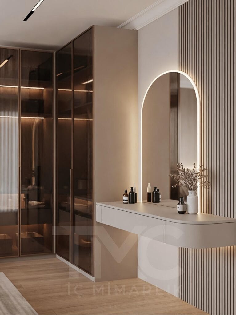 Modern yatak odası tasarımı, Bomonti Rotana Residence Emir Bey projesi, vizon ve açık meşe tonlarında özel tasarım yatak odası, led aydınlatmalı döşemeli yatak başlığı, bronz nervür cam gömme dolap sistemi, modern makyaj masası tasarımı, floating komodin detayları, minimal lineer tavan aydınlatmaları, lüks iç mimari yatak odası dekorasyonu, TMC Mimarlık modern yatak odası projesi
