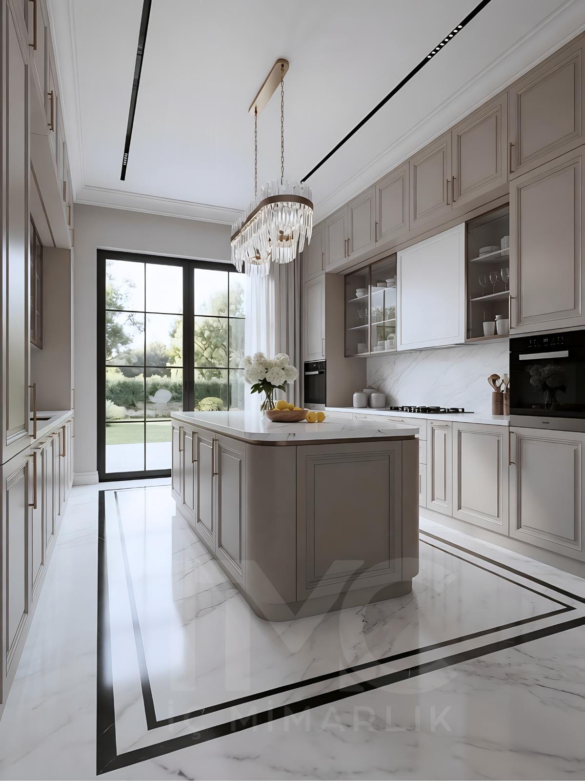 Modern klasik mutfak tasarımı, açık vizon ve kırık beyaz lake dolaplar, gold kulp detayları, mermer görünümlü ada mutfak, tavana kadar özel üretim dolap sistemi, bronz çerçeveli cam vitrin kapaklar, geniş siyah doğrama pencere, modern avize ve lüks iç mimari detaylarla tasarlanmış premium mutfak projesi. TMC Mimarlık tarafından tasarlanan Nuvo Dragos Sinan Bey mutfak projesi, ferah ve aydınlık yaşam alanı konsepti sunuyor.