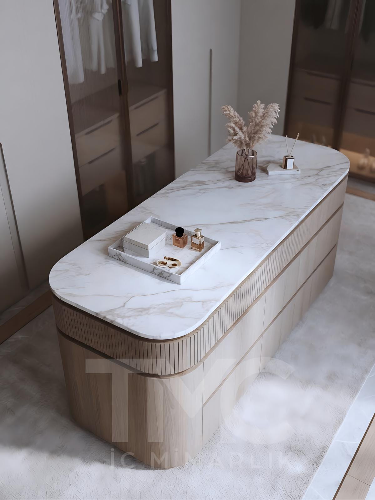 Nish Adalar’da tasarlanan modern giyinme odası projesi. Bronz nervür cam kapaklar, özel üretim ada ünitesi, LED aydınlatmalı makyaj alanı ve doğal ahşap detaylarla tasarlanan lüks giyinme odası dekorasyonu. Modern dolap sistemleri, premium iç mimari detaylar ve fonksiyonel depolama çözümleriyle tasarlanmış özel yaşam alanı.