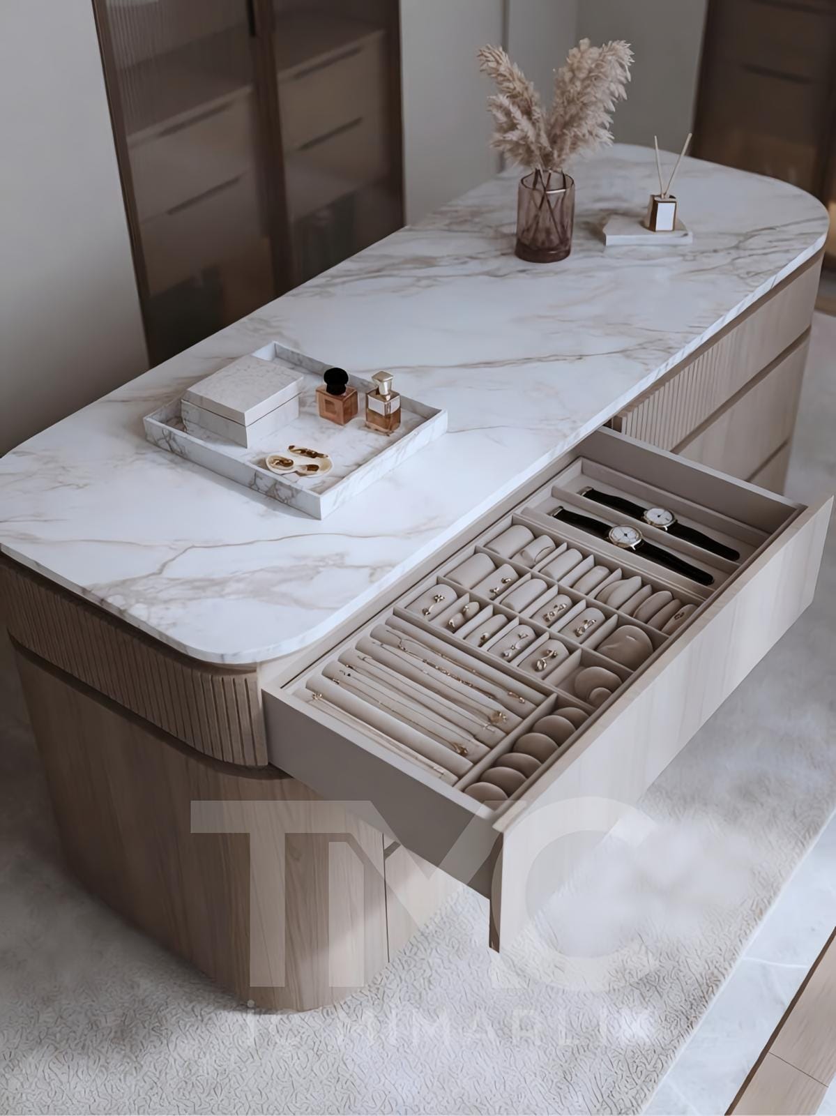 Nish Adalar’da tasarlanan modern giyinme odası projesi. Bronz nervür cam kapaklar, özel üretim ada ünitesi, LED aydınlatmalı makyaj alanı ve doğal ahşap detaylarla tasarlanan lüks giyinme odası dekorasyonu. Modern dolap sistemleri, premium iç mimari detaylar ve fonksiyonel depolama çözümleriyle tasarlanmış özel yaşam alanı.