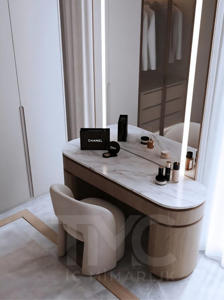 Nish Adalar’da tasarlanan modern giyinme odası projesi. Bronz nervür cam kapaklar, özel üretim ada ünitesi, LED aydınlatmalı makyaj alanı ve doğal ahşap detaylarla tasarlanan lüks giyinme odası dekorasyonu. Modern dolap sistemleri, premium iç mimari detaylar ve fonksiyonel depolama çözümleriyle tasarlanmış özel yaşam alanı.