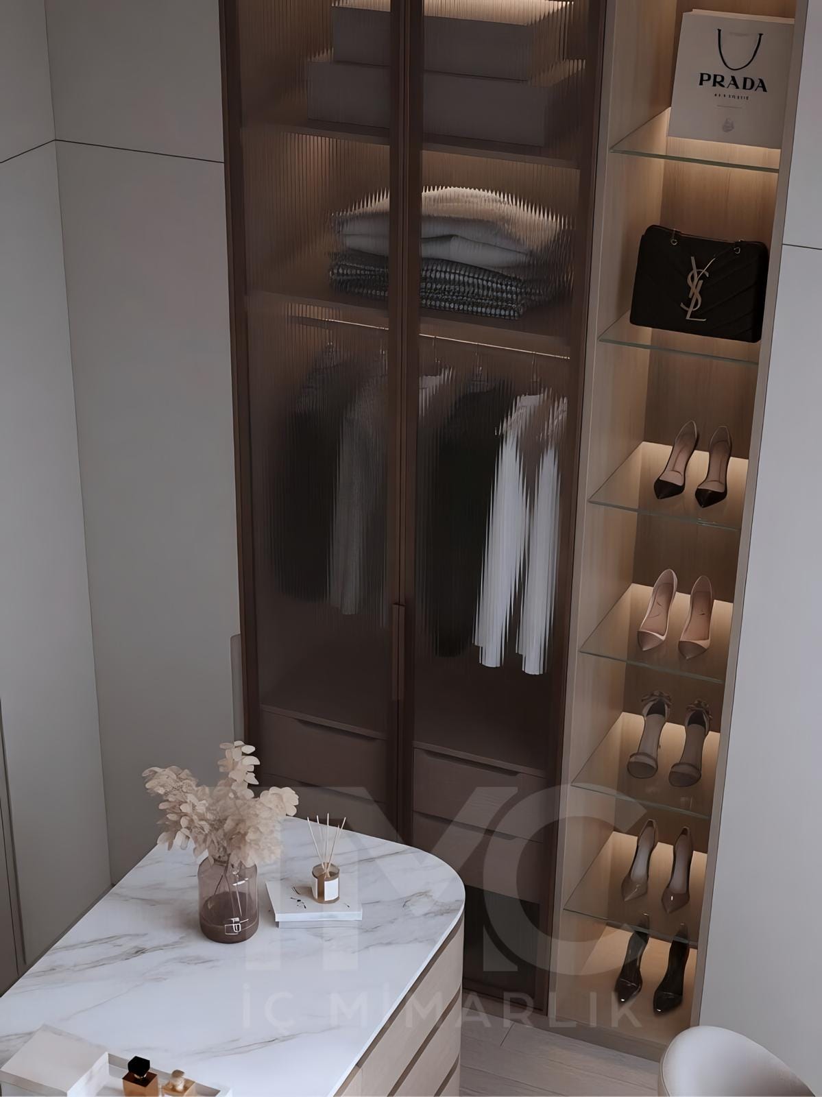 Nish Adalar’da tasarlanan modern giyinme odası projesi. Bronz nervür cam kapaklar, özel üretim ada ünitesi, LED aydınlatmalı makyaj alanı ve doğal ahşap detaylarla tasarlanan lüks giyinme odası dekorasyonu. Modern dolap sistemleri, premium iç mimari detaylar ve fonksiyonel depolama çözümleriyle tasarlanmış özel yaşam alanı.