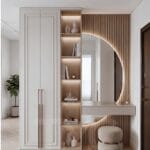 Modern antre tasarımı, özel üretim portmanto dolabı, LED aydınlatmalı dekoratif raf sistemi ve bronz detaylı ayna uygulaması ile tasarlanan Nuvo Dragos Duygu Hanım antre projesi. Açık krem tonları, doğal ahşap dokular ve modern çizgilerle tasarlanan giriş alanı, fonksiyonel depolama çözümleri ve premium iç mimari detaylarıyla dikkat çekiyor.