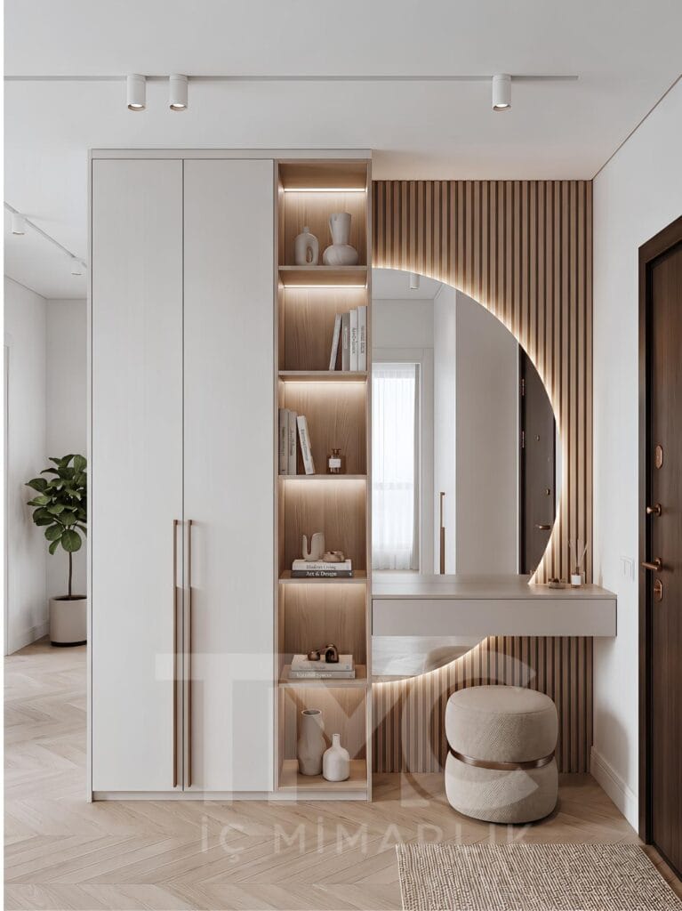 Modern antre tasarımı, özel üretim portmanto dolabı, LED aydınlatmalı dekoratif raf sistemi ve bronz detaylı ayna uygulaması ile tasarlanan Nuvo Dragos Duygu Hanım antre projesi. Açık krem tonları, doğal ahşap dokular ve modern çizgilerle tasarlanan giriş alanı, fonksiyonel depolama çözümleri ve premium iç mimari detaylarıyla dikkat çekiyor.