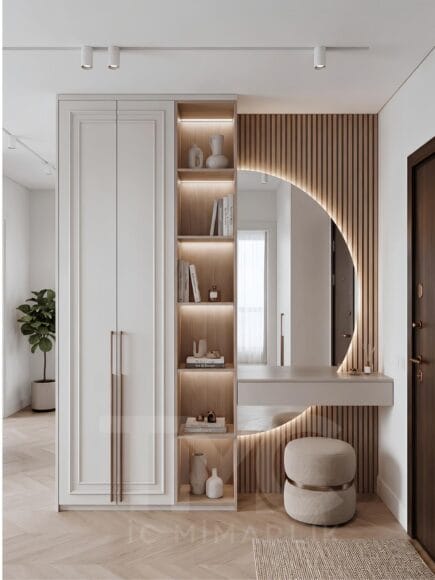 Modern antre tasarımı, özel üretim portmanto dolabı, LED aydınlatmalı dekoratif raf sistemi ve bronz detaylı ayna uygulaması ile tasarlanan Nuvo Dragos Duygu Hanım antre projesi. Açık krem tonları, doğal ahşap dokular ve modern çizgilerle tasarlanan giriş alanı, fonksiyonel depolama çözümleri ve premium iç mimari detaylarıyla dikkat çekiyor.