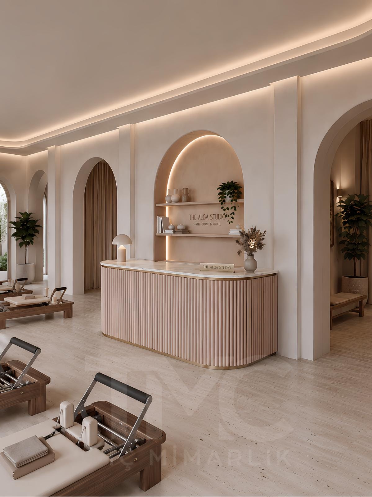 Modern pilates stüdyosu iç mimari tasarımı, doğal tonlarda butik pilates salonu dekorasyonu, kemerli mimari detaylı wellness studio tasarımı, sıcak LED aydınlatmalı pilates alanı, modern karşılama bankosu ve bekleme alanı tasarımı, açık bej renk paletli premium spor stüdyosu iç mekanı, TMC Mimarlık özel pilates stüdyosu projesi.