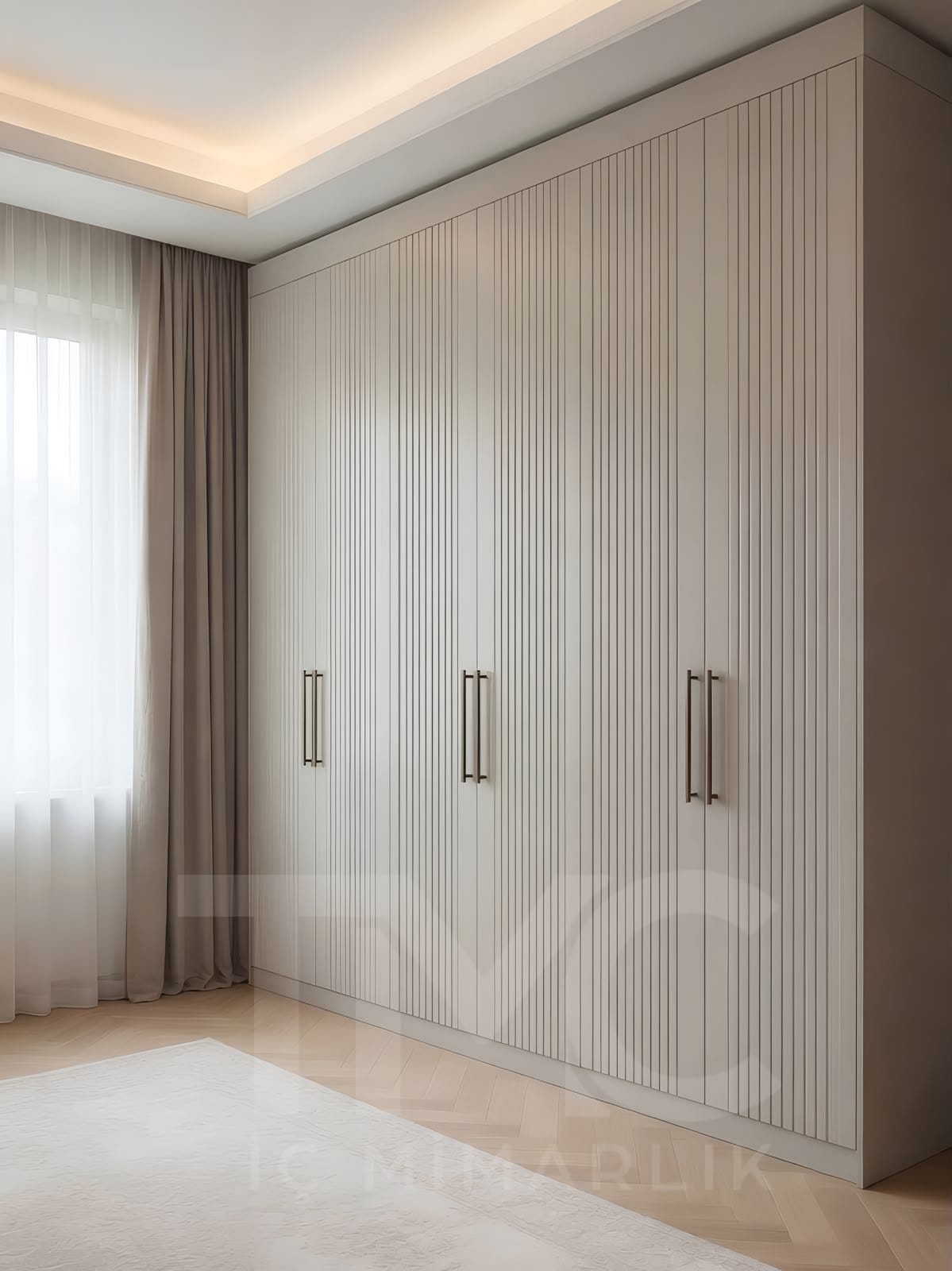Tavana kadar uzanan modern bej gardırop tasarımı, özel ölçü üretilmiş lake kapaklı yatak odası dolabı. Minimal çizgiler, uzun metal kulplar ve şık detaylarla tasarlanan Üsküdar TMC İç Mimarlık projesi.