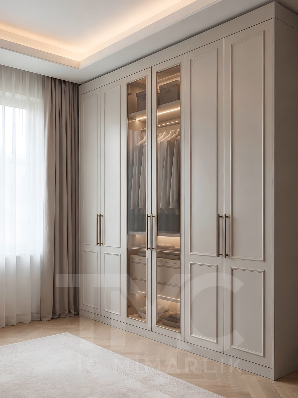 Tavana kadar uzanan modern bej gardırop tasarımı, özel ölçü üretilmiş lake kapaklı yatak odası dolabı. Minimal çizgiler, uzun metal kulplar ve şık detaylarla tasarlanan Üsküdar TMC İç Mimarlık projesi.